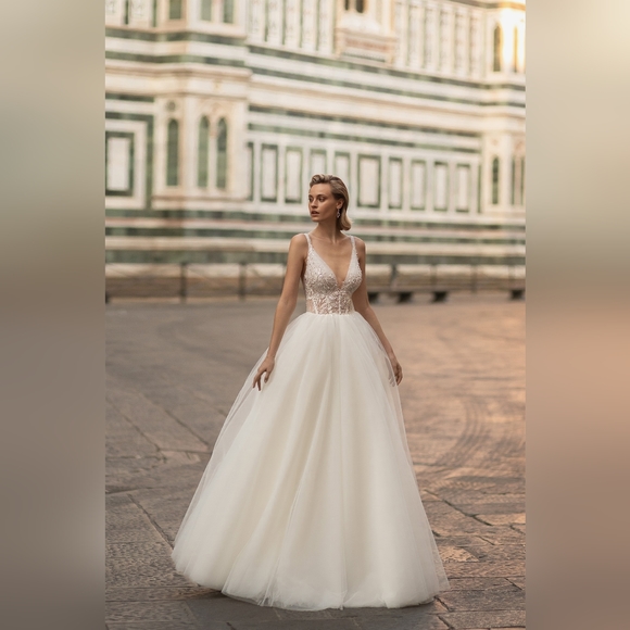 A line Deep V-neck Wedding dress made in Ukraine - Picture 2 of 4